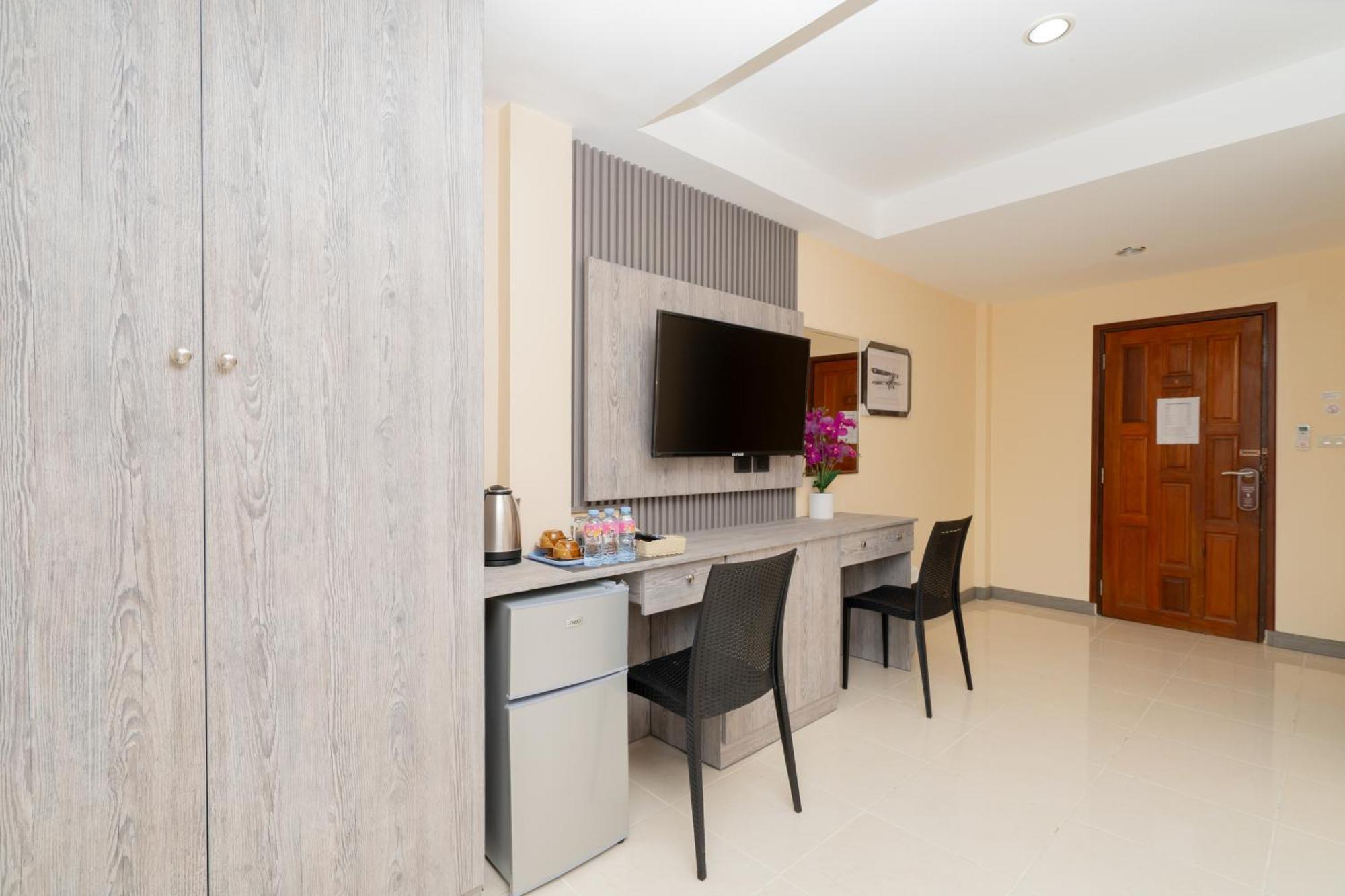 Square One Hotel Patong Exterior foto