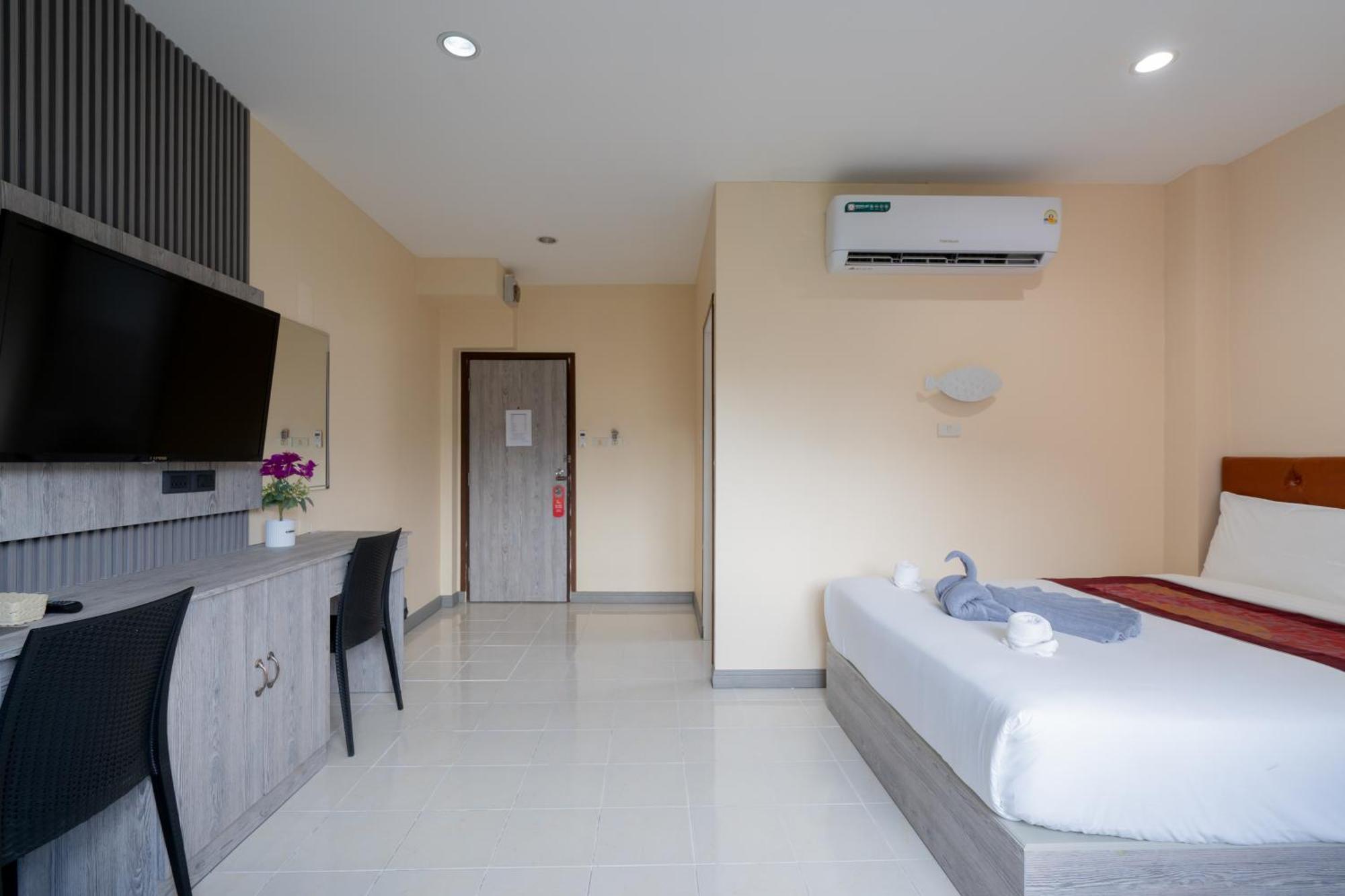 Square One Hotel Patong Exterior foto