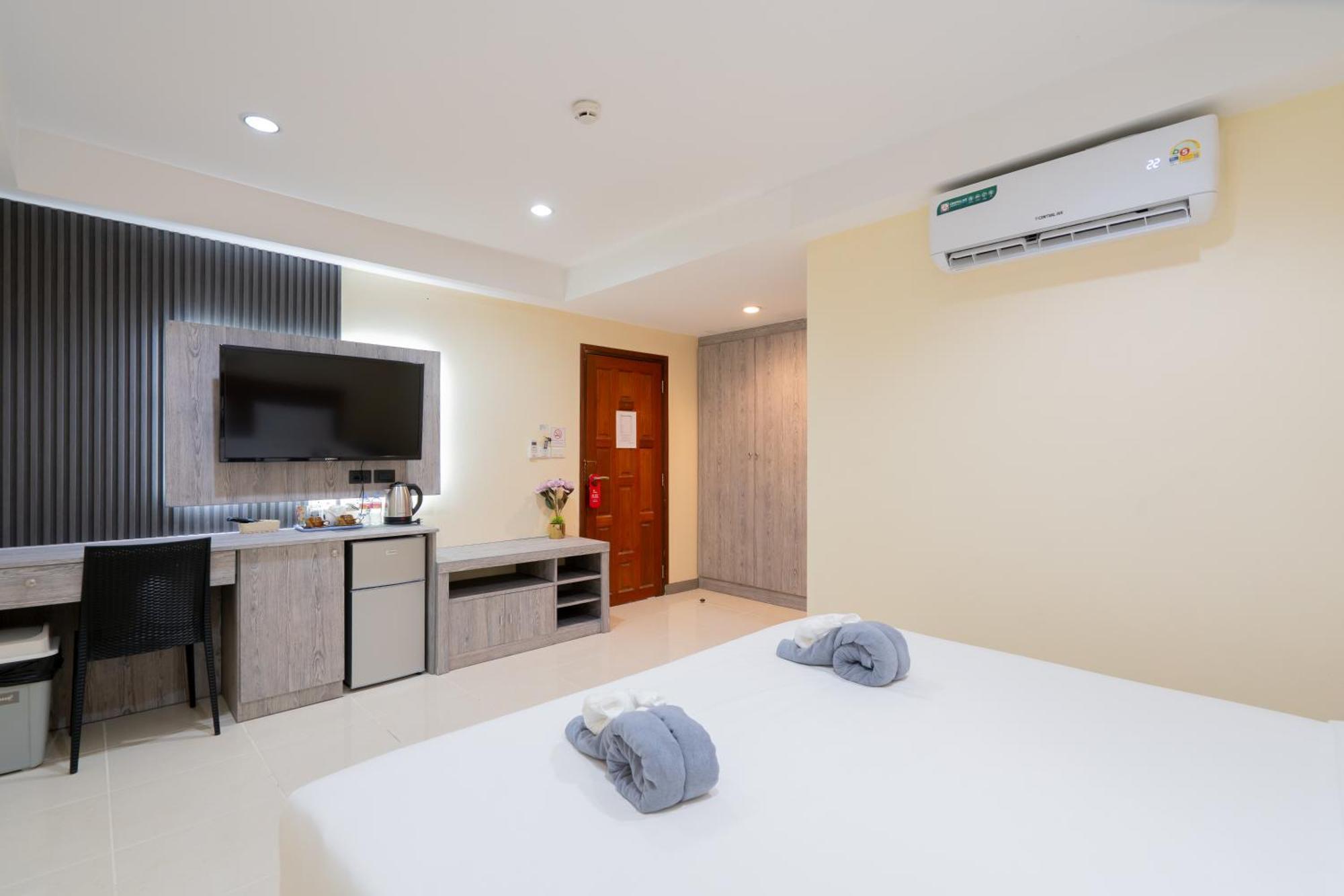 Square One Hotel Patong Exterior foto
