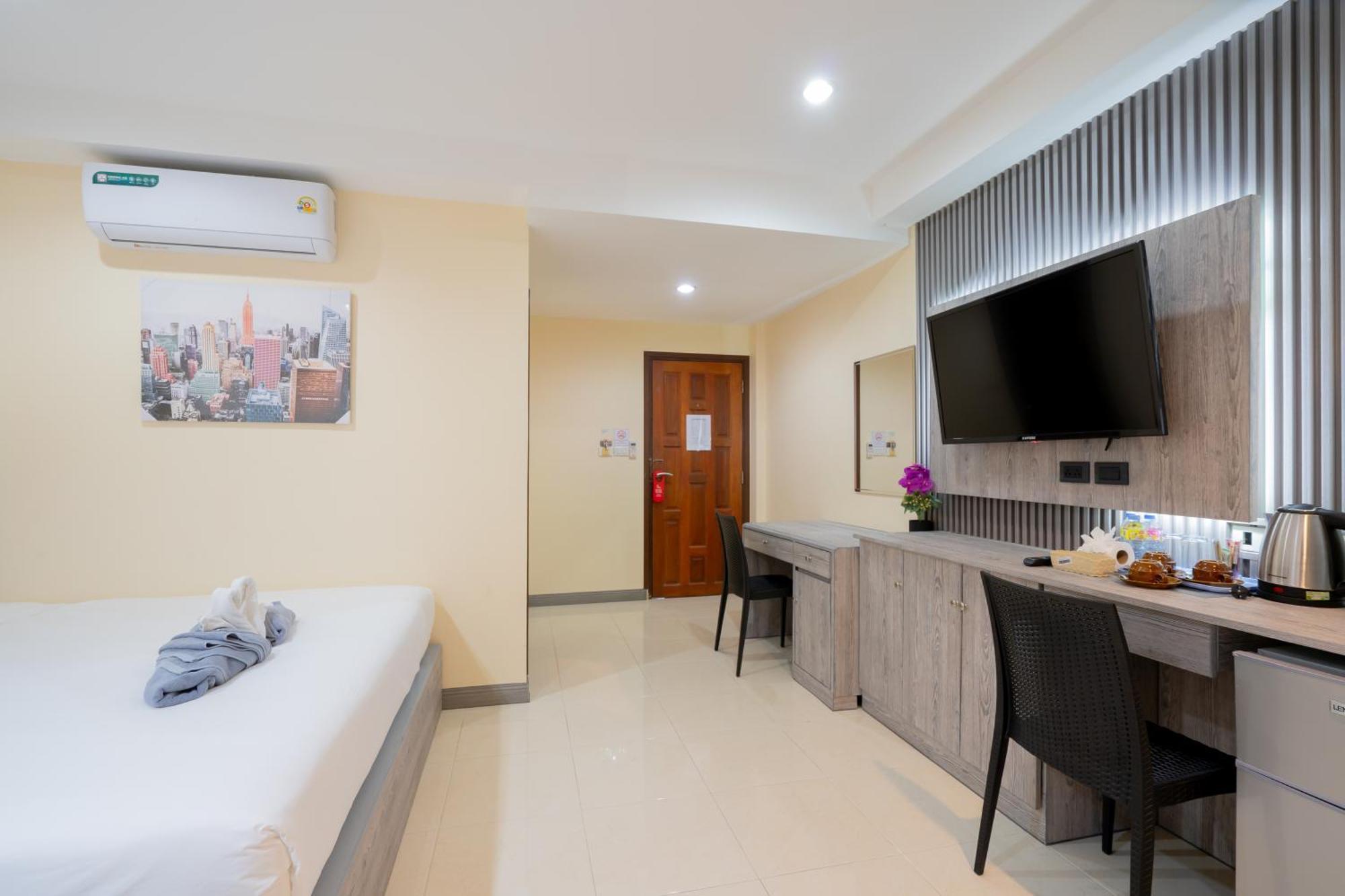 Square One Hotel Patong Exterior foto
