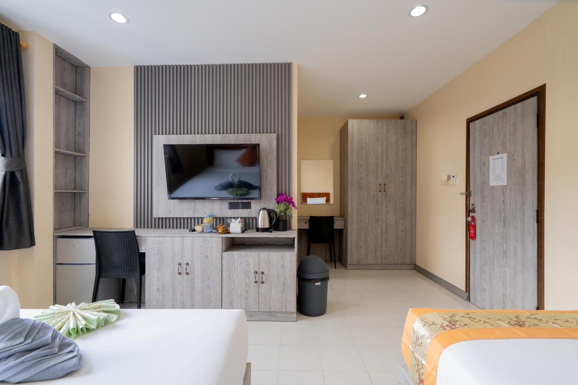 Square One Hotel Patong Exterior foto