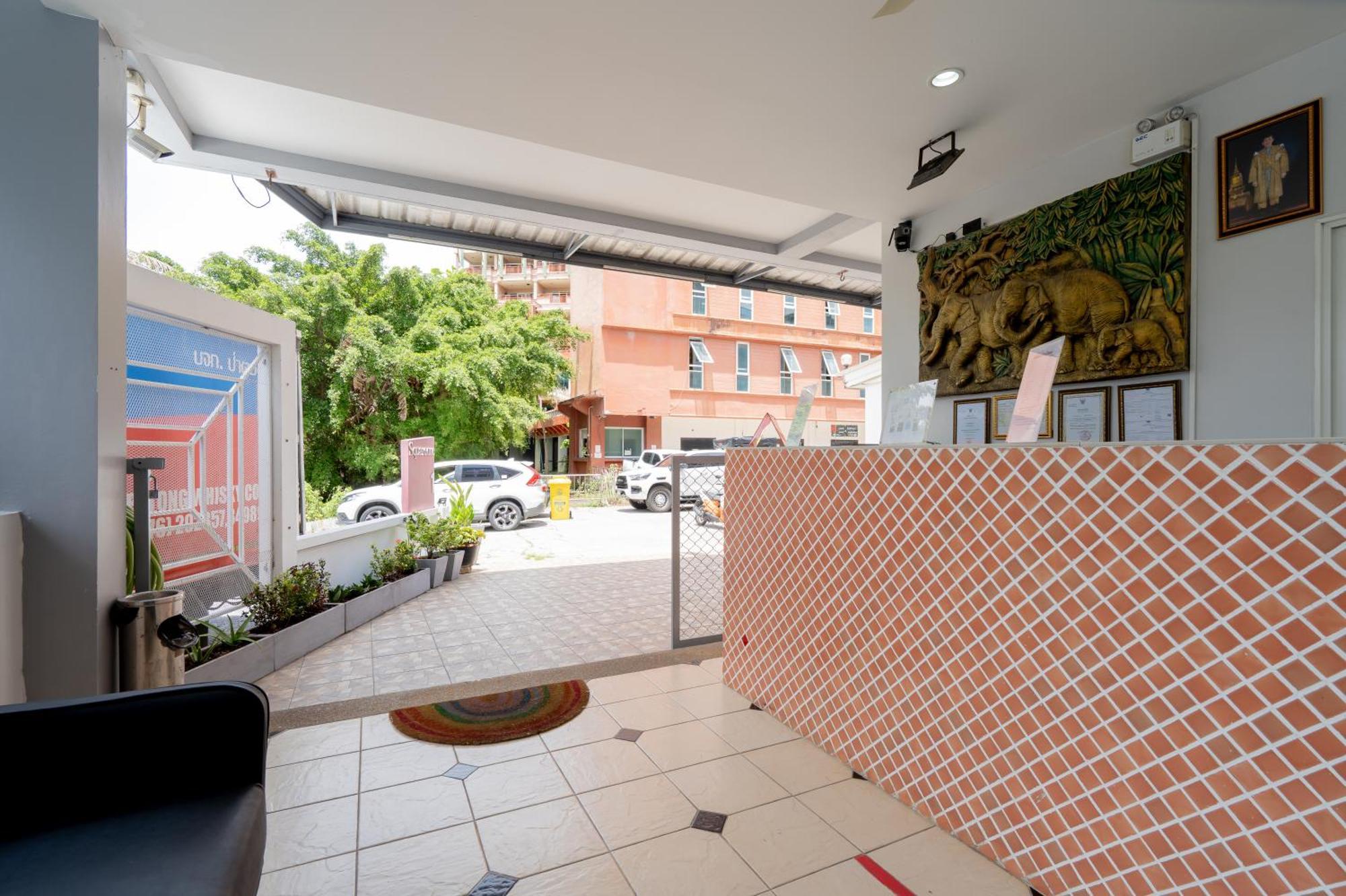 Square One Hotel Patong Exterior foto
